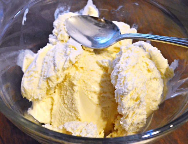 It's a very pumpkin birthday celebration with a side of cool!  Frosty Pumpkin Ice Cream Pie - easy, quick and delicious! littlemisscelebration.com