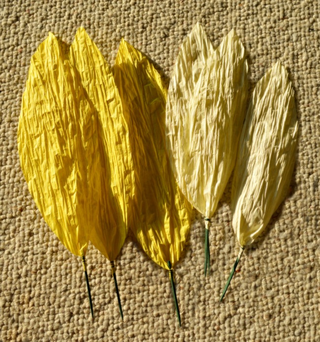 Big Paper Twist Door Flower Take Two! Sunflower! A fun change from a wreath at Little Miss Celebration @iCindyEikenberg