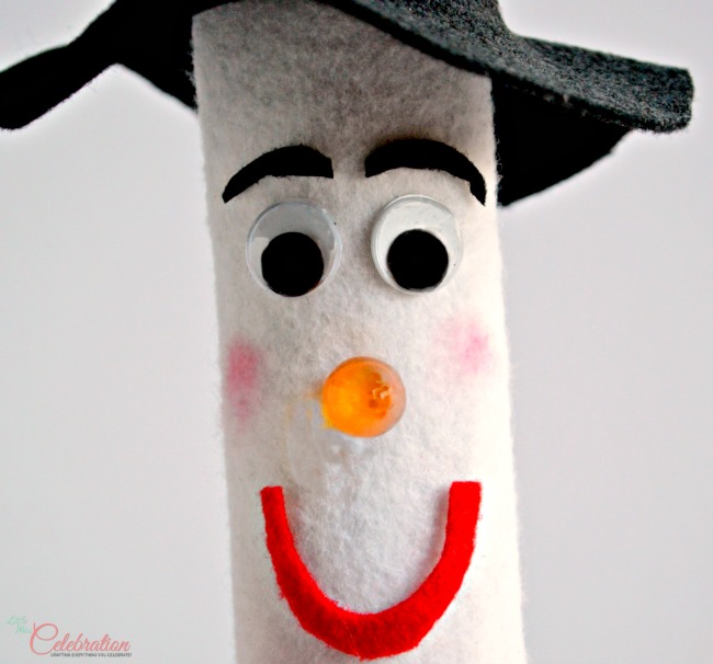 Wrapping Paper Roll Snowman Candles - a lot of charming, holiday impact for little $$. SO cute! 
